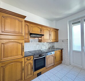 Fridge, oven, dishwasher, coffee/tea maker