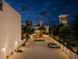 Un hotel de diseño moderno, un cartel y una torre alta con un logotipo.