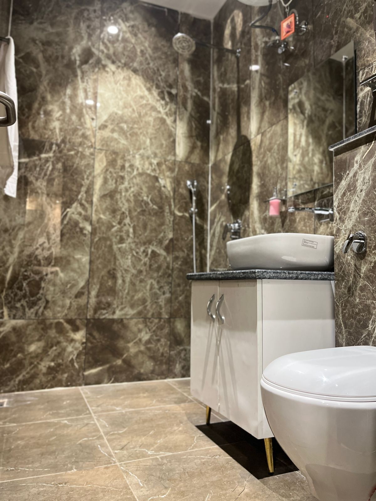 Deluxe tweepersoonskamer, balkon, uitzicht op tuin | Badkamer | Een douche, een regendouche, gratis toiletartikelen, een haardroger