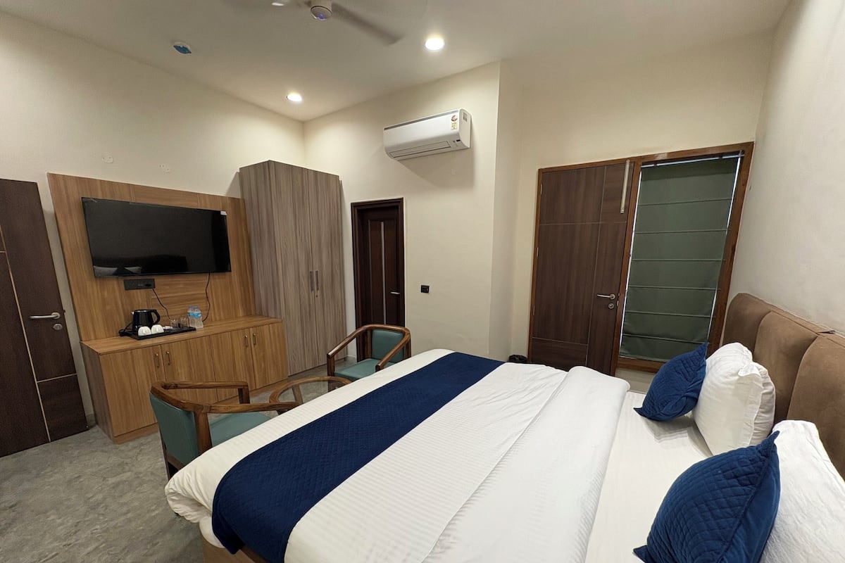 Standard Double Room | Desk, laptop workspace, WiFi (free), bed sheets