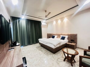 Deluxe Double Room, Balcony, Garden View - BELLAVENTO LUXURY STAY AND CELEBRATION (Kharar)
