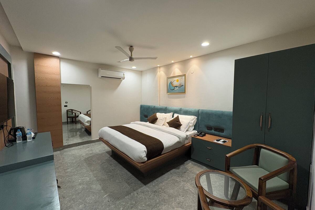 Deluxe Double Room | Desk, laptop workspace, WiFi (free), bed sheets