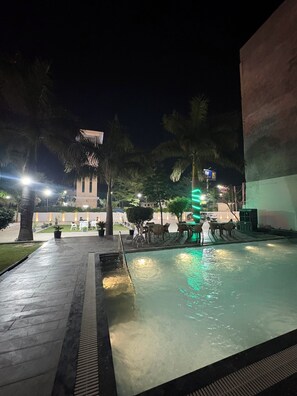 Una piscina al aire libre de temporada