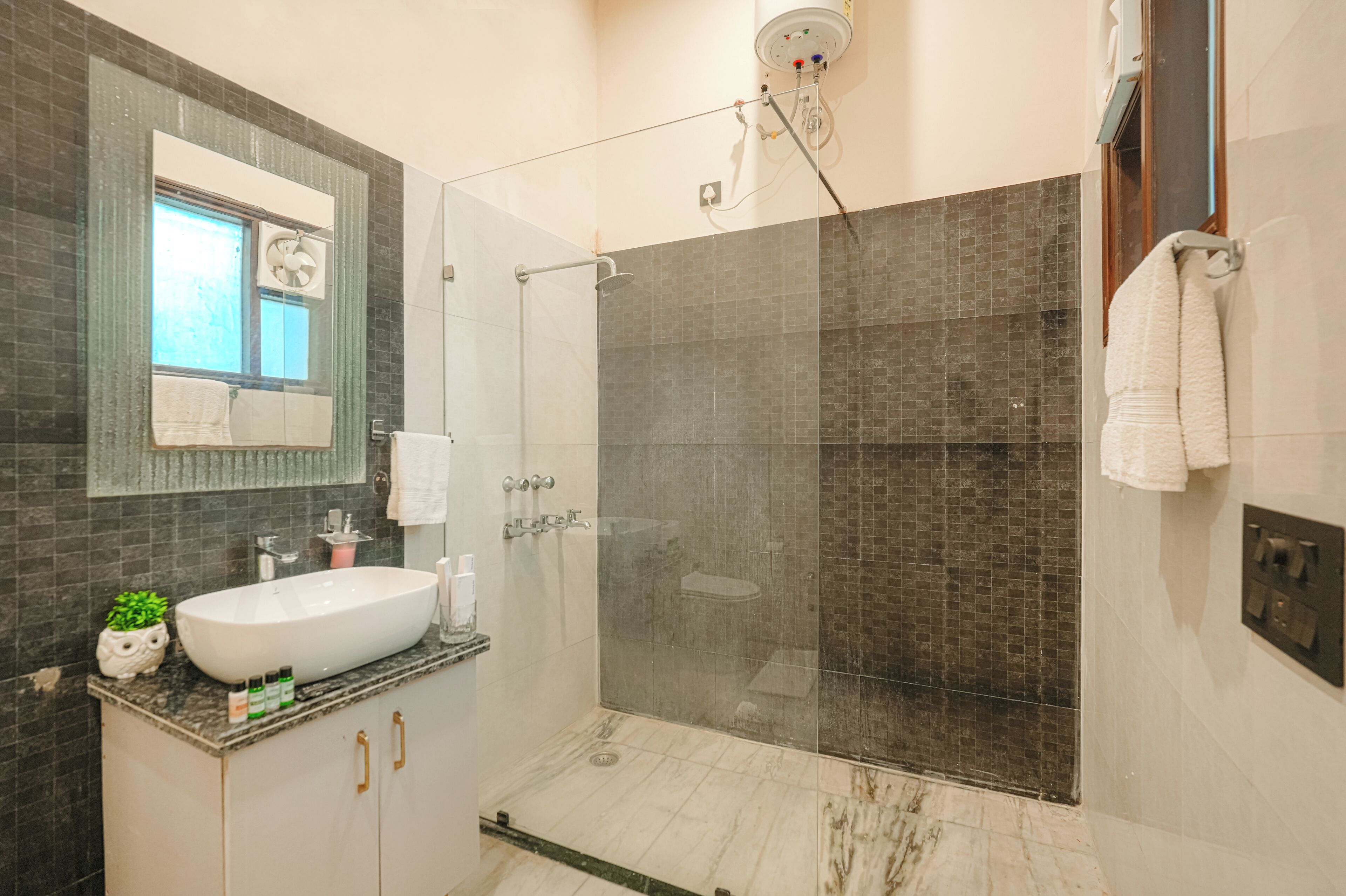 Standard-Doppelzimmer | Badezimmer | Dusche, Regendusche, kostenlose Toilettenartikel, Haartrockner