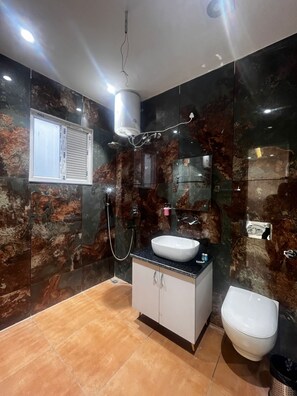 Perhesviitti, näköala puutarhaan | Kylpyhuone