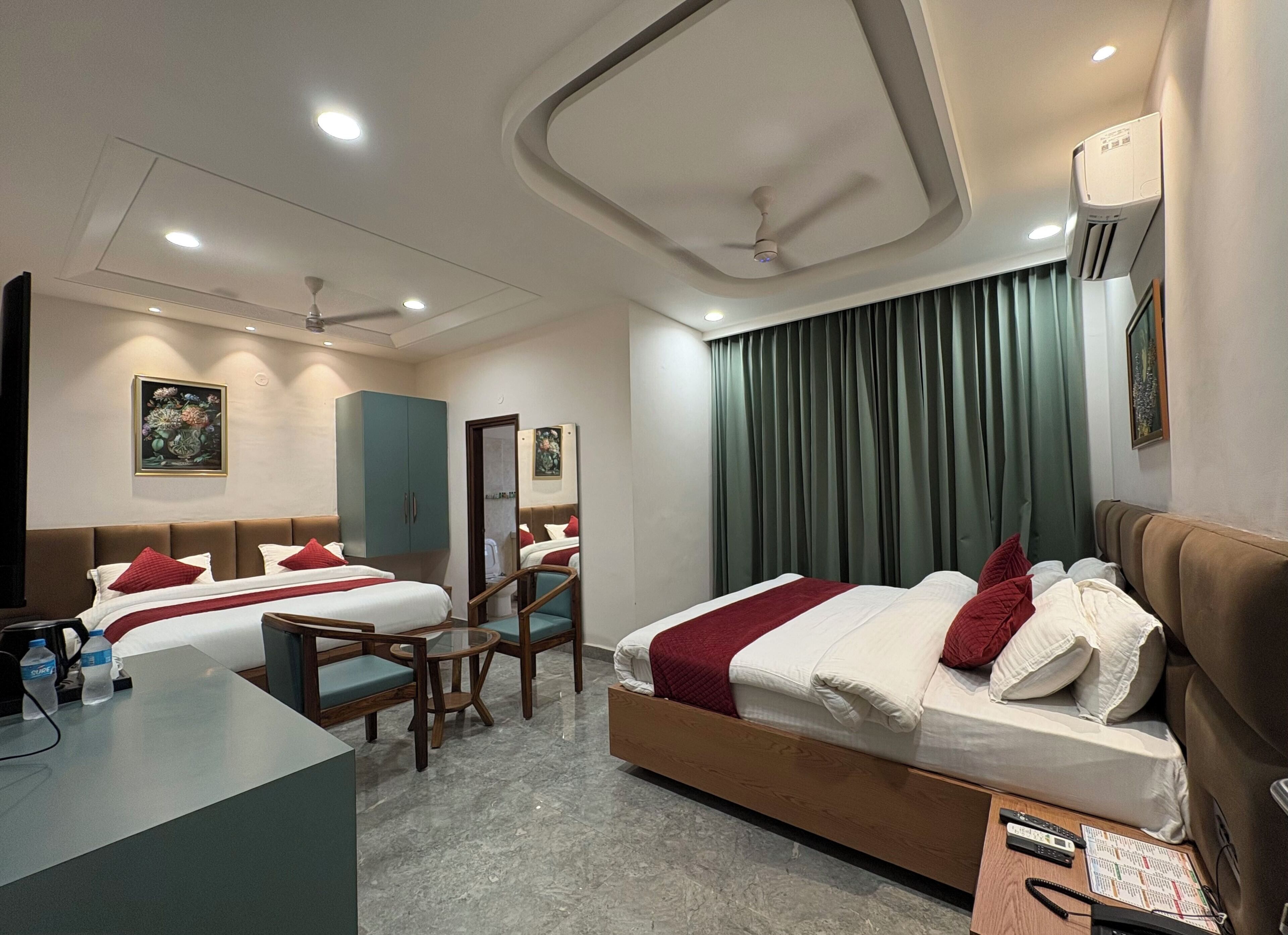 Family Quadruple Room | Desk, laptop workspace, free WiFi, bed sheets