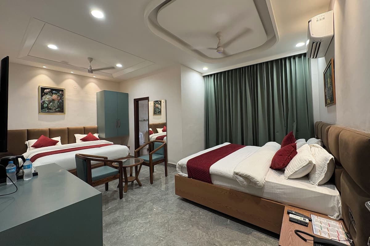 Family Quadruple Room | Desk, laptop workspace, WiFi (free), bed sheets