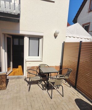 Outdoor dining - Modern apartment with sunny terrace near Europa-Park and the Black Forest. (Seelbach)