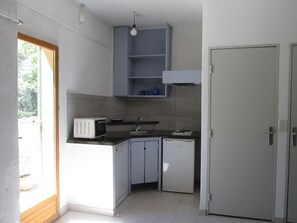 Private kitchen - VAISON LA ROMAINE QUIET STUDIO IN THE HEART OF NATURE (CRESTET)