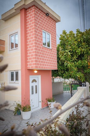 Outdoor dining - Vila Myrtaj (Ksamil)