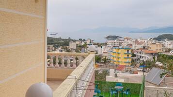 Habitación triple, balcón | Terraza o patio