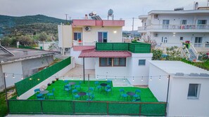 Outdoor dining - Vila Myrtaj (Ksamil)