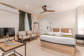 1 bedroom, desk, iron/ironing board, travel cot - Elvira Suite · Modern Studio in Central Granada (Granada)