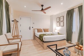 1 bedroom, desk, iron/ironing board, travel cot - Elvira Suite · Modern Studio in Central Granada (Granada)