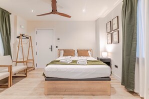 1 bedroom, desk, iron/ironing board, travel cot - Elvira Suite · Modern Studio in Central Granada (Granada)