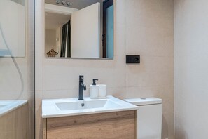 Douche, serviettes fournies, shampoing, papier toilette