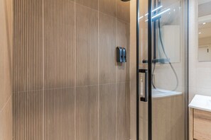 Shower, towels, shampoo, toilet paper - Elvira Suite · Modern Studio in Central Granada (Granada)