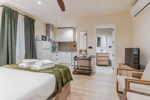 1 chambre, bureau, fer et planche à repasser, lit parapluie