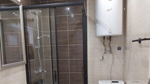 A bathroom with a glass-enclosed shower, a white sink, and a white toilet. - Holiday Apartment for 2 People, Swinoujscie (Swinoujscie)