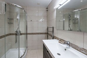 Een douche, handdoeken