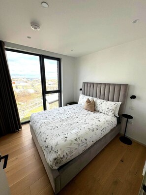 2 bedrooms, iron/ironing board, travel cot, WiFi - Modern King’s Cross 2BR Skyline Views (Greater London)