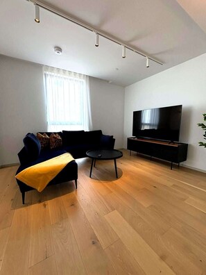 TV - Modern King’s Cross 2BR Skyline Views (Greater London)