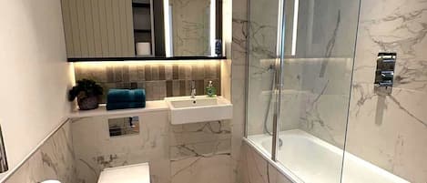 Dusche, Haartrockner, Shampoo