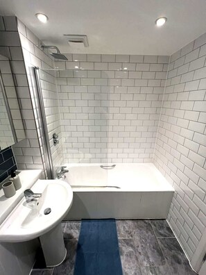 Shower, hair dryer, shampoo - Luxury 3BR 3.5BA Flat Opposite Hyde Park (Greater London)