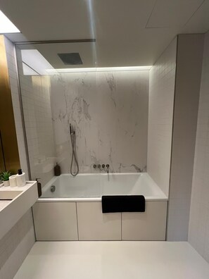 Shower, shampoo - Designer Stay at King’s Cross Gasholders w/Balcony (Greater London)