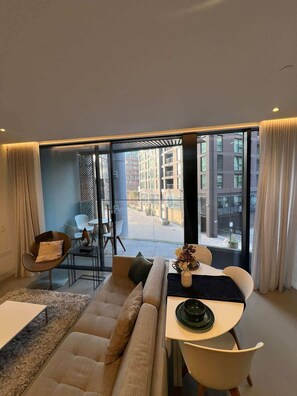 TV - Designer Stay at King’s Cross Gasholders w/Balcony (Greater London)
