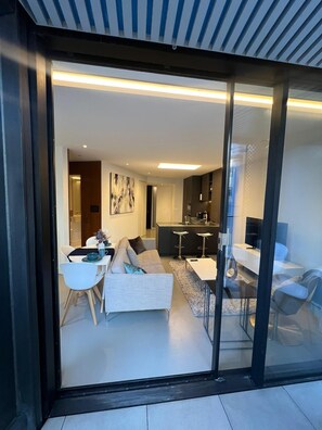 A modern living space with a dining area, sofa, and kitchen. - Designer Stay at King’s Cross Gasholders w/Balcony (Greater London)
