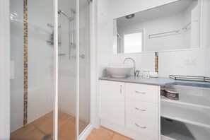 Apartment | Bathroom - Gorgeous 2-bed Townhouse With Patio, BBQ & Parking (Canberra)