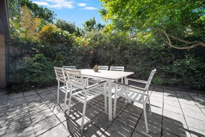 Balcony - Gorgeous 2-bed Townhouse With Patio, BBQ & Parking (Canberra)