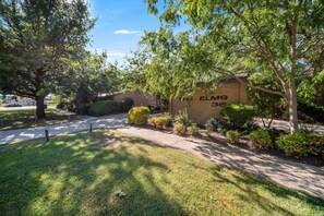 Reception - Gorgeous 2-bed Townhouse With Patio, BBQ & Parking (Canberra)