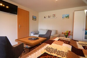 Bungalow | Living room - Charmante Ferienwohnung mit Grill in Rakow (Am Salzhaff)