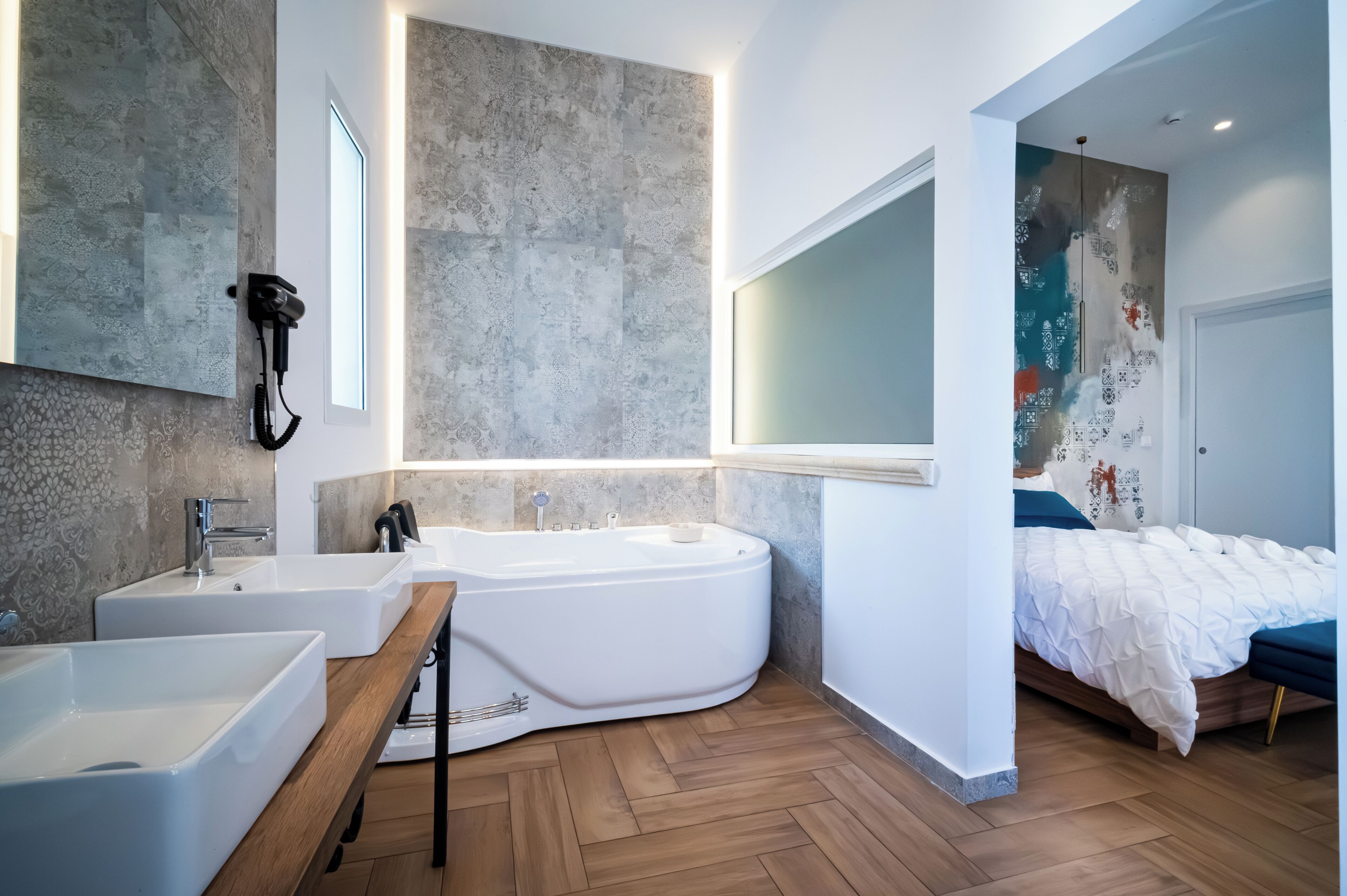 Douche, baignoire à jets, sèche-cheveux, bidet