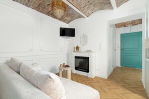 TV, offices - Modern Apartment in the Center | Close to the Old Town Square (Poznań)