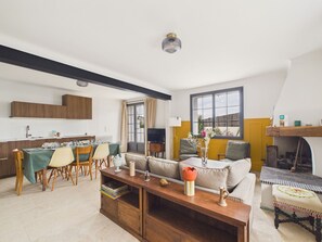 Dining - 700 m from the beach, House for 8, garden (L'Epine)