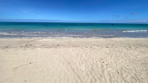 A beach with clear blue water and a sandy shore. - Nawa 01 com piscina privativa by LP (Tamandaré)