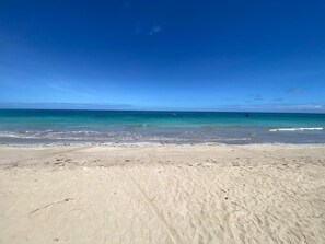 A beach with clear blue water and a sandy shore. - Nawa 01 com piscina privativa by LP (Tamandaré)