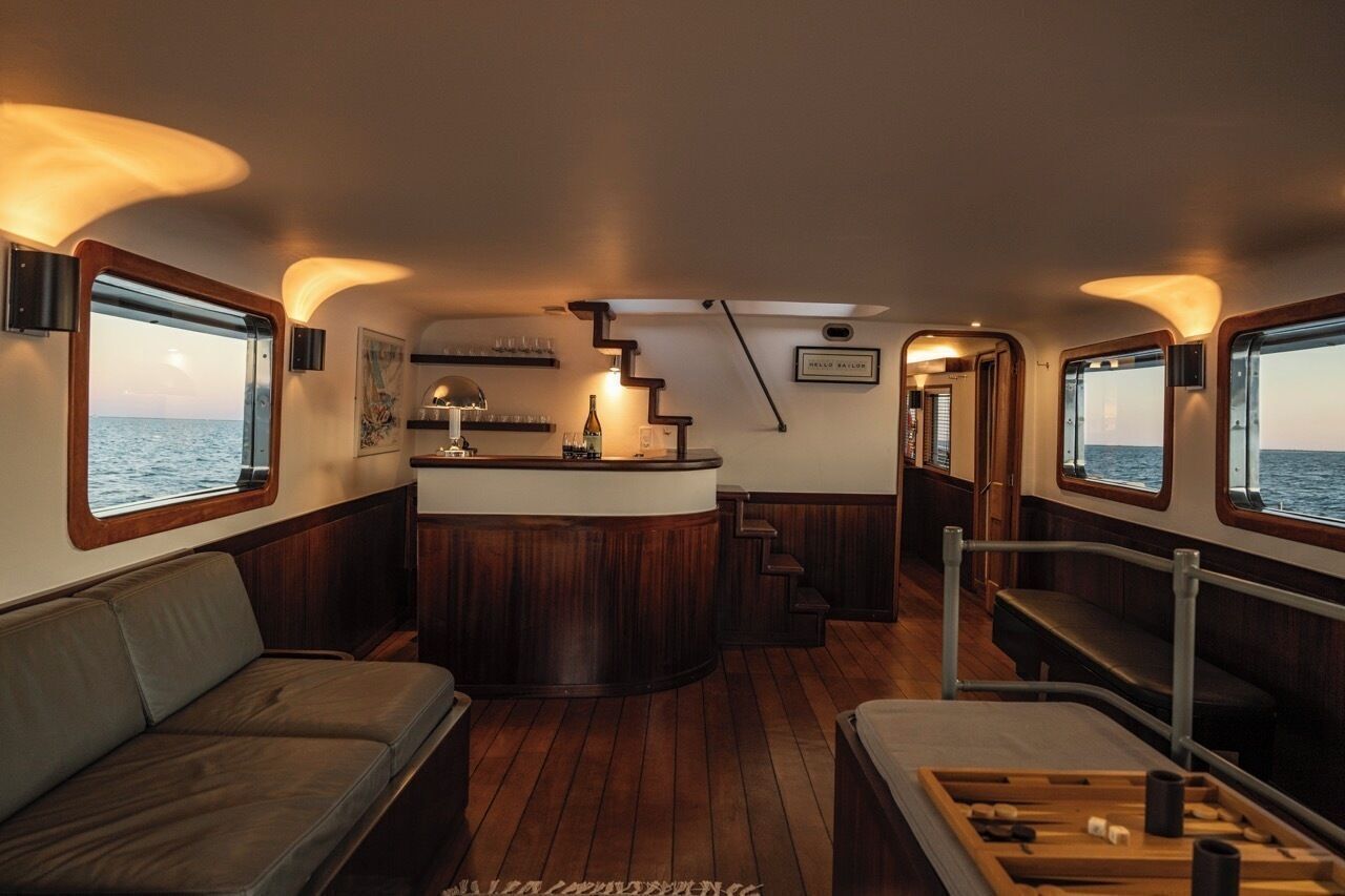 Un intérieur chaleureux avec un bar, des espaces pour s’asseoir et une vue sur la mer.