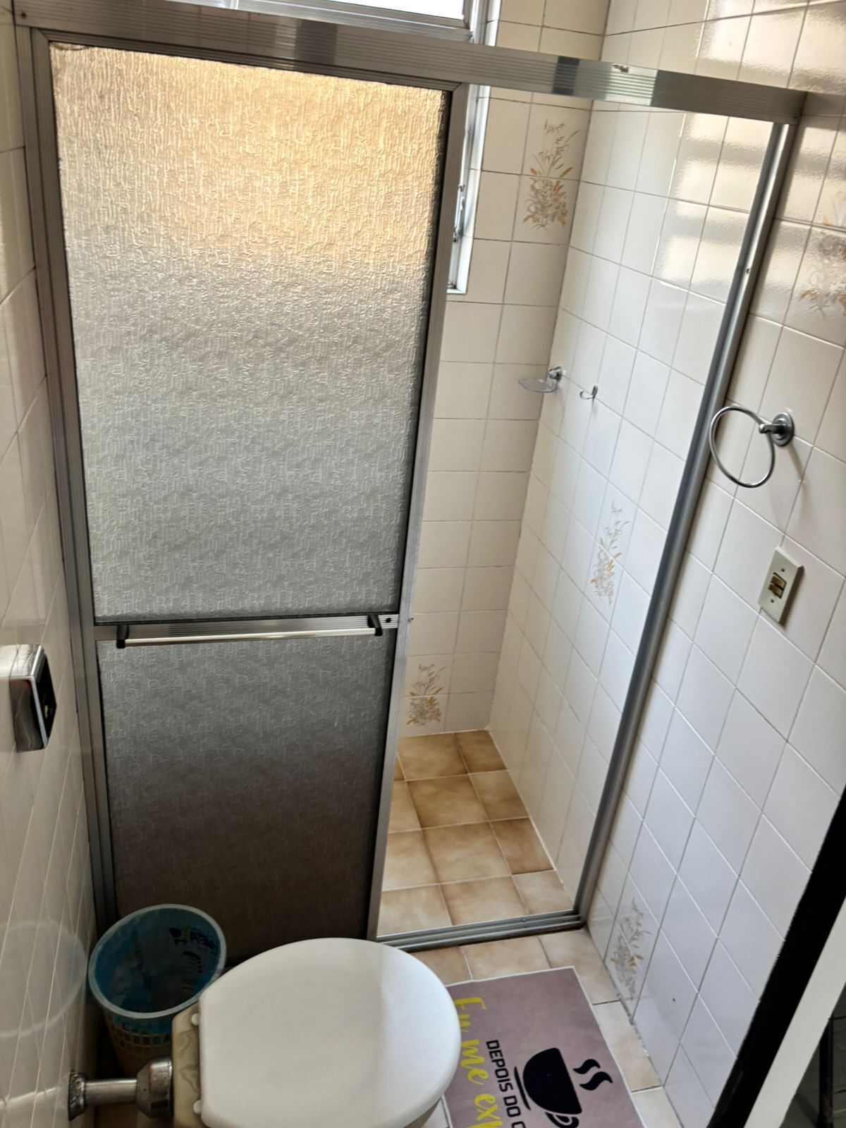 Chuveiro, toalhas de banho, sabonete, papel higiênico