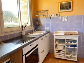 Wasserkocher mit Kaffee-/Teezubehör, Kühlschrank, Ofen, Toaster