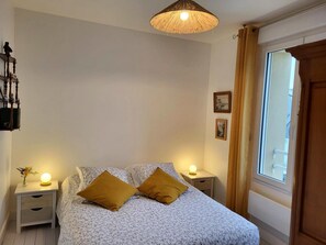 4 bedrooms, iron/ironing board, WiFi
