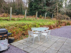 Outdoor dining - Lugdine Lodge (Glengarriff)