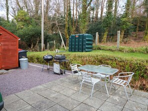 Outdoor dining - Lugdine Lodge (Glengarriff)