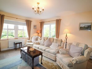 Living area - Lugdine Lodge (Glengarriff)