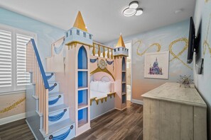 6 habitaciones, tabla de planchar con plancha, wifi y ropa de cama 