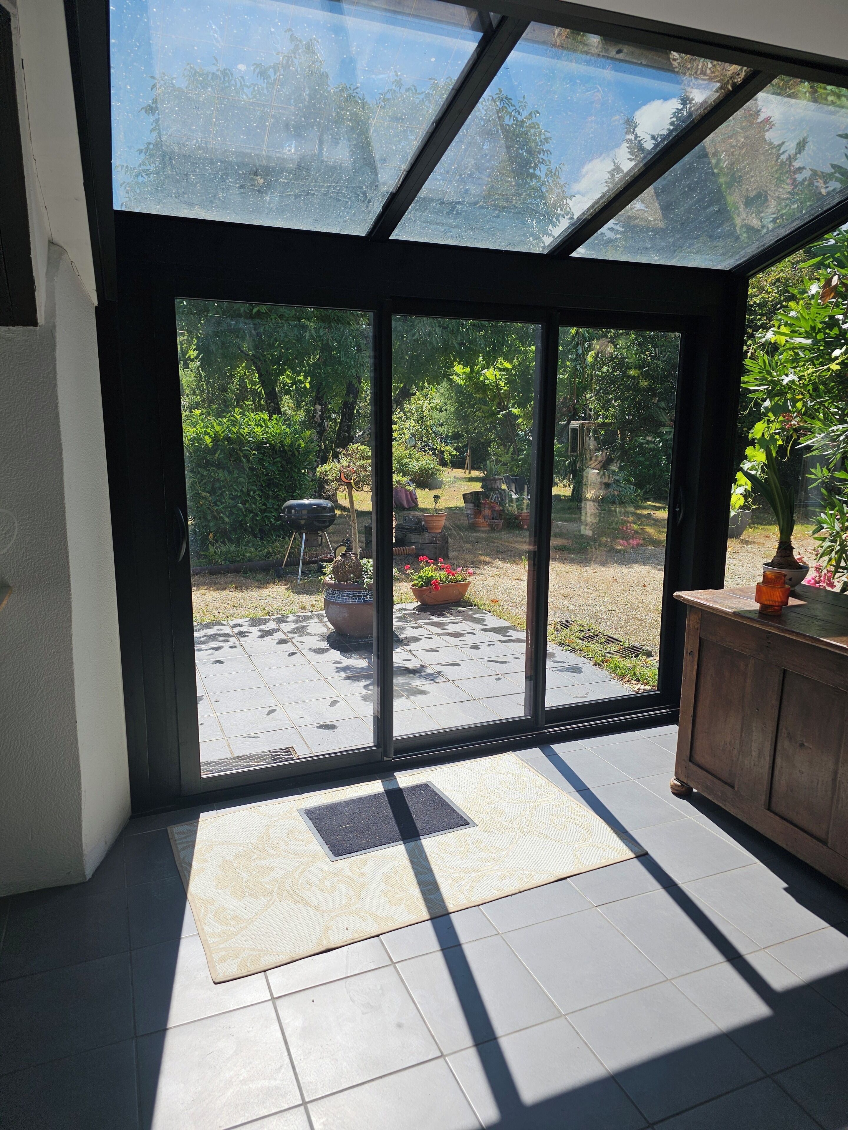 Klassieke kamer, uitzicht op tuin (Gauguin) | Interieur