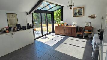 Klassieke kamer, uitzicht op tuin (Gauguin) | Interieur